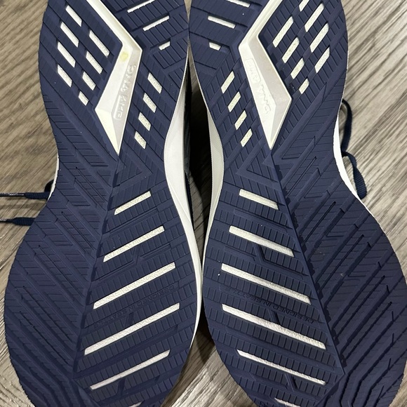 Men's Brooks running shoes. Size 10.5, medium width. - Picture 2 of 5